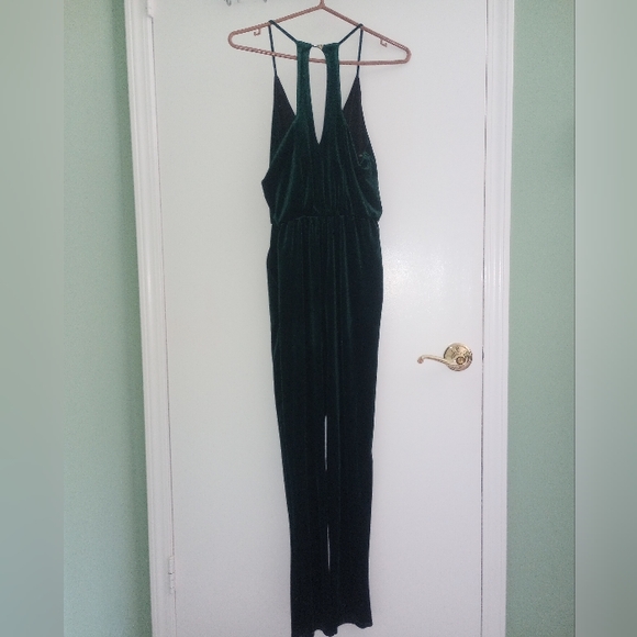 Women's emerald green velvet jumpsuit - Picture 10 of 11